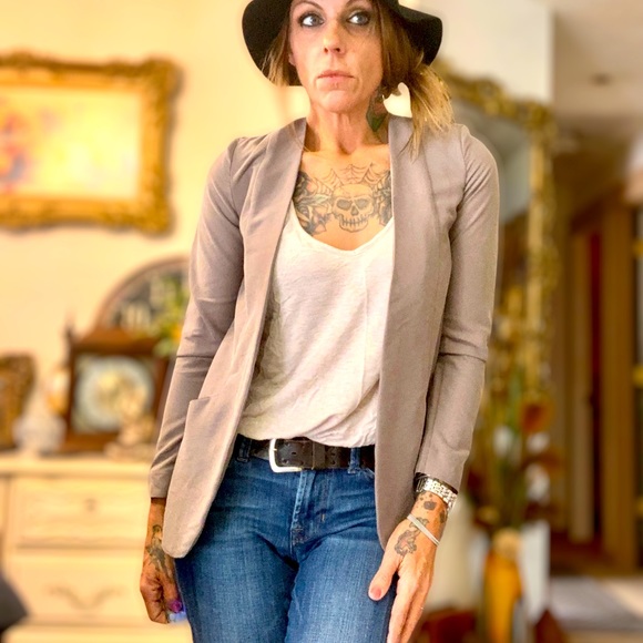 Open front dove gray polished cotton scoop bottom fitted boyfriend blazer